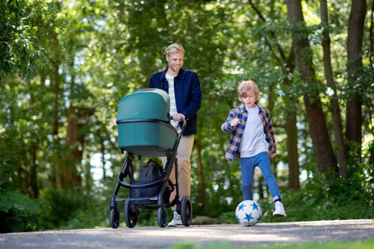 Fullscreen Retina portrait-MC_2021_maxicosi_Stroller_Plaza Plus_Lifestyle_Park_Familystrollingwithcarrycotthroughparkfront_Landscape.jpg