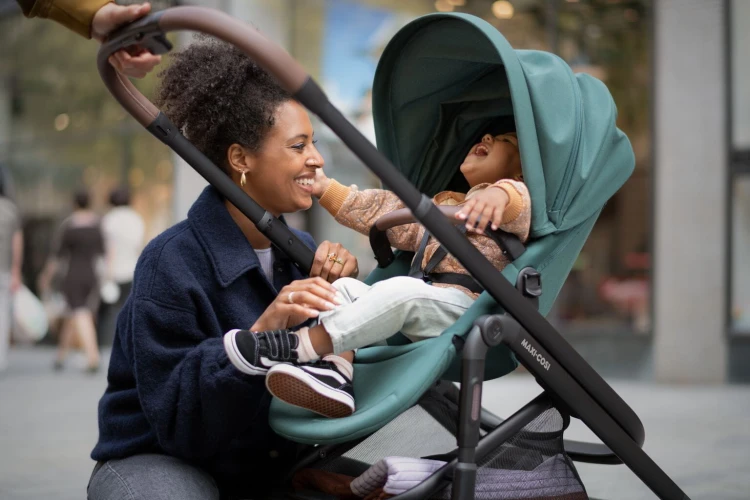 Fullscreen Retina portrait-MC_2021_maxicosi_Stroller_Plaza Plus_Lifestyle_City_Family2strollingwithseatthroughcitystreetsparent-facing_Landscape.jpg