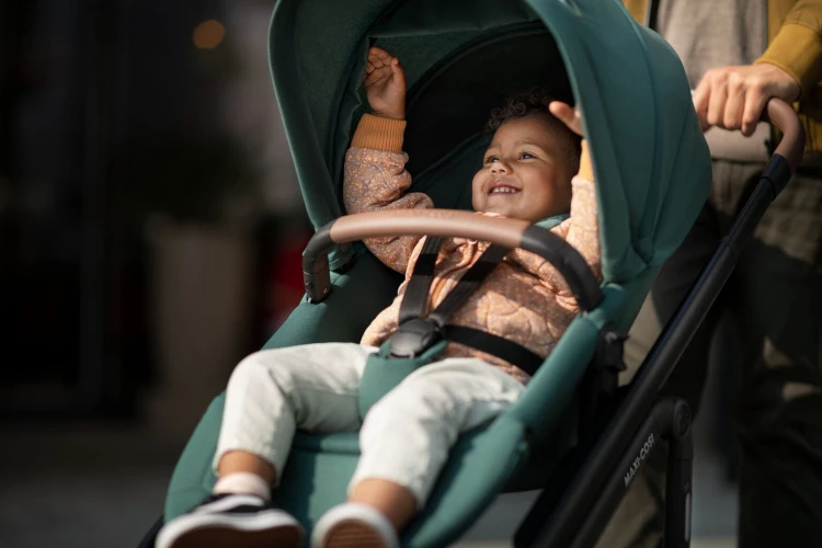 Fullscreen Retina portrait-MC_2021_maxicosi_Stroller_Plaza Plus_Lifestyle_City_Toddlerincomfyseatasfamilywalkthroughcity _Landscape.jpg