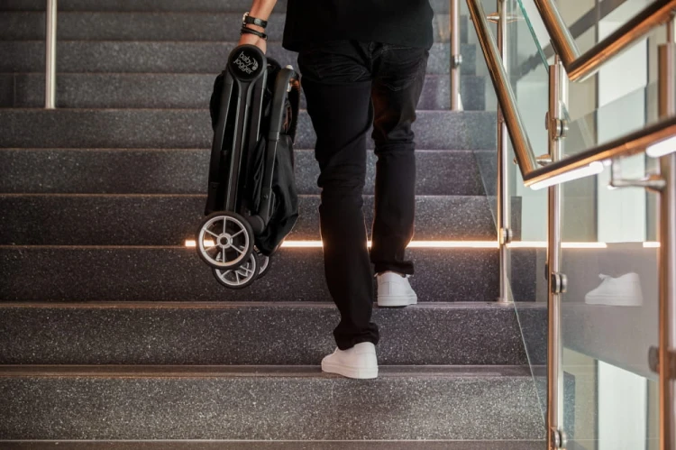 BABY_JOGGER_BBJ_CITY TOUR 2_Pitch_Black_Folded_Lifestyle_199.jpeg