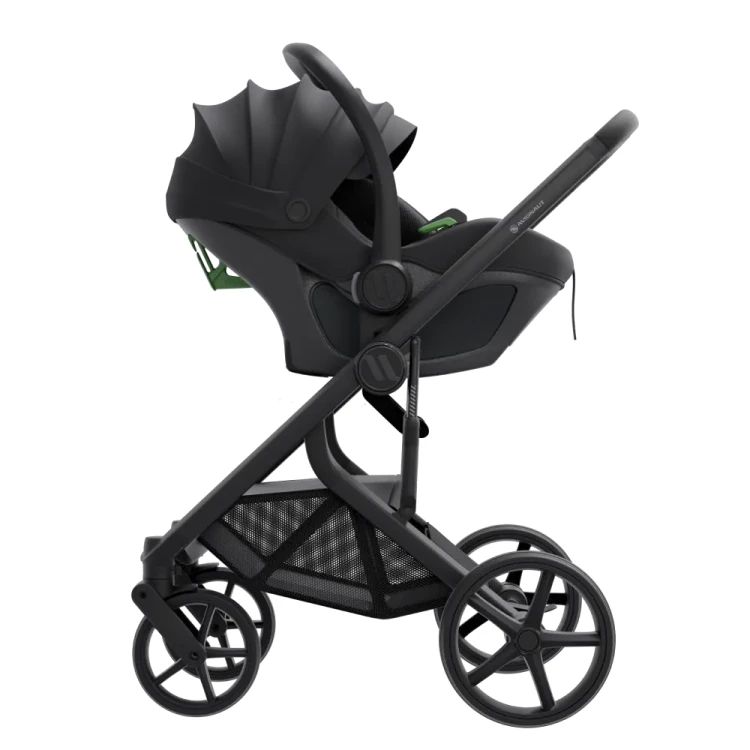 Fotelik-dla-noworodka-avionaut-pixel-3-wpięty-na-stelaż-wózka-widok-z-boku-kolor-black